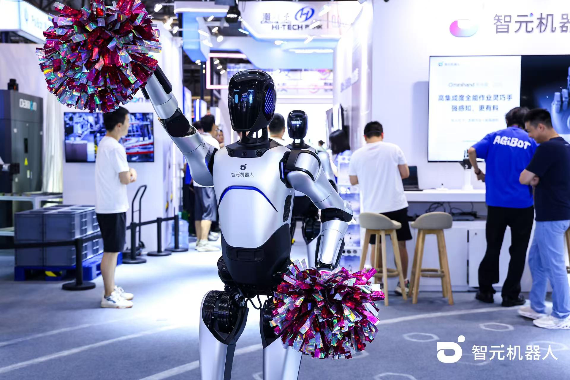 jinnianhui今年会机器人 WAIC 首日展台火爆，机器人家族集体打工忙不停